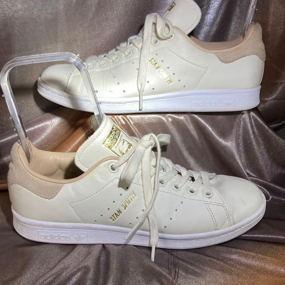 ADIDAS cream colored leather tennis‎ “Stan Smith” shoes. Size 8 us. Box7